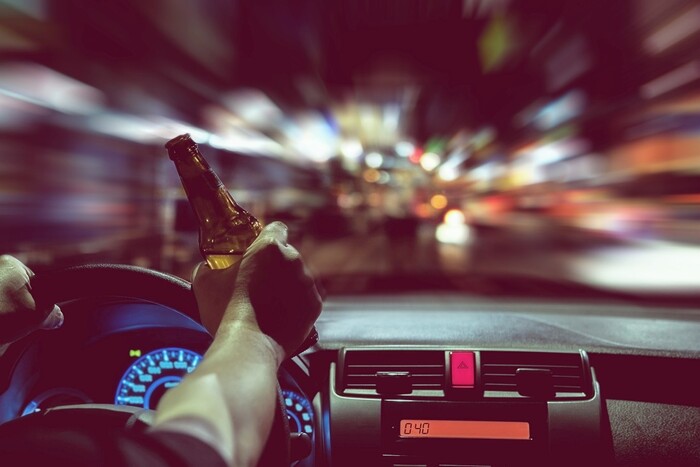 Man-driving-with-bee