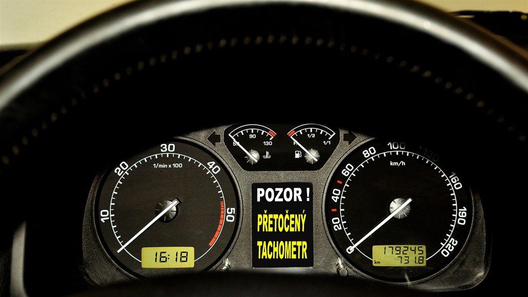Kontrola skutečného stavu najetých kilometrů u ojetého auta: jak rozpoznat stočený tachometr?
